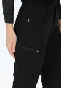 Swedemount GLITTERTIND 3/4 W - Shorts - black/black