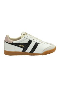 Zapatilla blanca con rayas negras, suela de goma y acentos en rosa claro. Punta texturizada y detalle del logotipo dorado en el lateral. Diseño clásico deportivo.