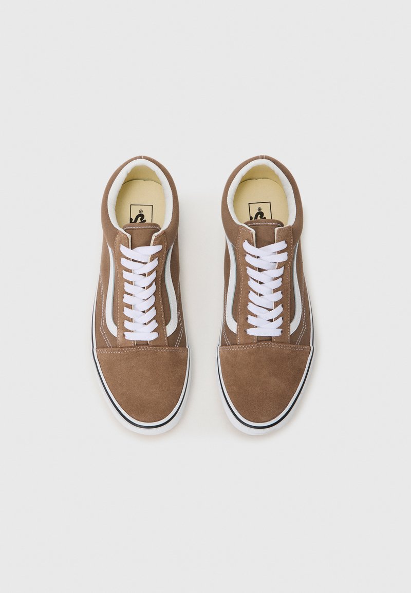 Zapatillas de ante marrón con cordones blancos, que presentan una franja lateral blanca y suela de goma negra. Punta redondeada y cuello acolchado para mayor comodidad.