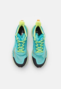 Scarpe da corsa aqua con tomaia in rete, lacci gialli fluorescenti, suole nere e accenti arancioni. Presentano un collo imbottito e punte rinforzate.