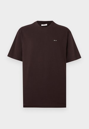 Σκούρο καφέ κοντομάνικο t-shirt με στρογγυλή λαιμόκοψη και μικρό λευκό λογότυπο "NN. 07" στο αριστερό στήθος, πάνω σε απλό λευκό φόντο.