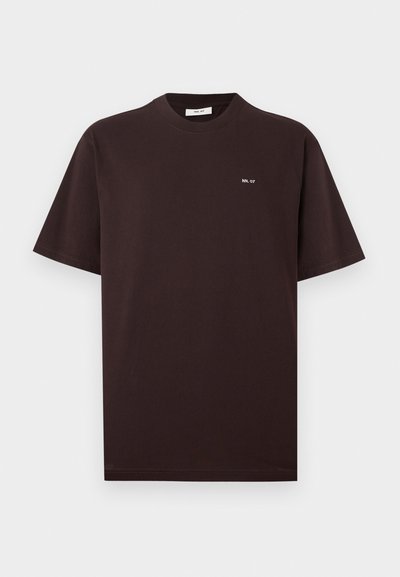 Σκούρο καφέ κοντομάνικο t-shirt με στρογγυλή λαιμόκοψη και μικρό λευκό λογότυπο "NN. 07" στο αριστερό στήθος, πάνω σε απλό λευκό φόντο.