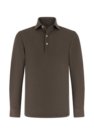 Długi rękaw ciemnobrązowej koszulki polo z trzema białymi guzikami i złożonym kołnierzykiem, prezentowana na białym tle.