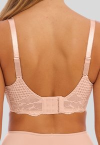 Ruusunpunaine rintaliivi, jossa on pitsi- ja verkkoyksityiskohtia, säädettävät satiininhihnat ja takana hakasella suljettava malli.