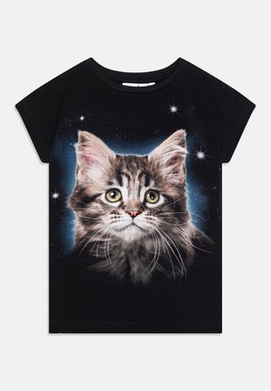 Schwarzes Baumwoll-T-Shirt mit großem Katzenmotiv, grüne Augen, detailliertes Fell und kosmischem Hintergrund mit Sternen und blauen Akzenten.
