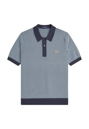 Camisa tipo polo de manga corta con cuello azul marino, tapeta de botones y puños, presenta un pequeño patrón de cuadros y logo de laurel dorado bordado en el pecho.