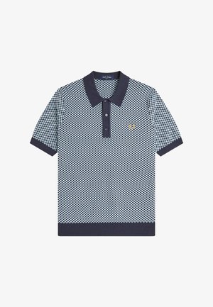 Camisa tipo polo de manga corta con cuello azul marino, tapeta de botones y puños, presenta un pequeño patrón de cuadros y logo de laurel dorado bordado en el pecho.
