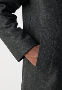 Mads Nørgaard HERRINGBONE CURTIS COAT - Klassischer Mantel - charcoal gray