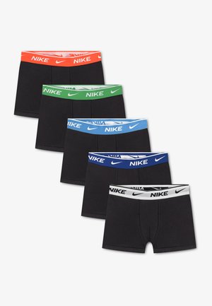 Fünf schwarze Nike Boxershorts nebeneinander mit Bundfarben in Orange, Grün, Hellblau, Dunkelblau und Weiß.