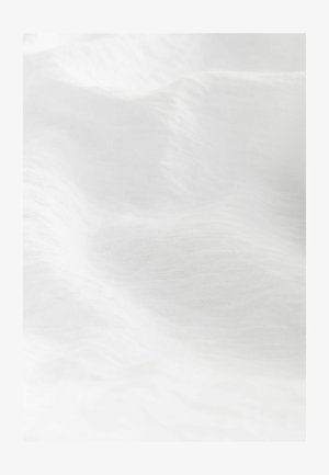 Bijela, teksturirana tkanina s mekim valovima i suptilnim varijacijama, koja se odlikuje laganom i prozračnom kvalitetom. Nema vidljivih uzoraka ili metalnih dijelova.