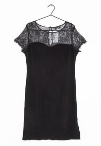 Černé šaty s krajkovými krátkými rukávy, přiléhavým korzetem a kulatým výstřihem. Mají zapínání na knoflíky na zádech a hladkou látku s matnou texturou.