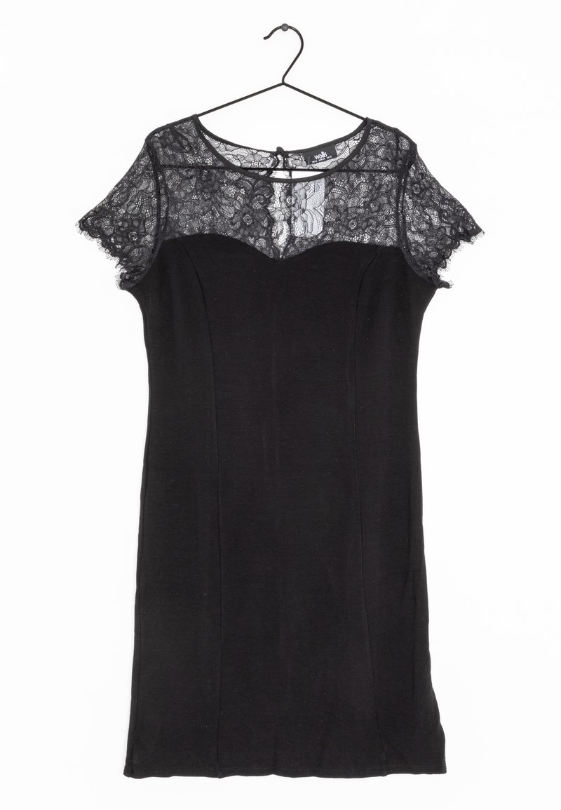 Černé šaty s krajkovými krátkými rukávy, přiléhavým korzetem a kulatým výstřihem. Mají zapínání na knoflíky na zádech a hladkou látku s matnou texturou.