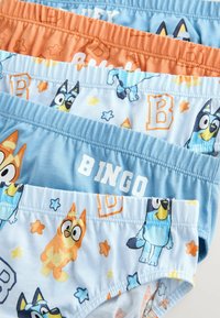 Maillots de bain assortis pour enfants en bleu, orange et blanc ; avec des motifs d'animaux ludiques et des inscriptions, dotés de ceintures élastiques.