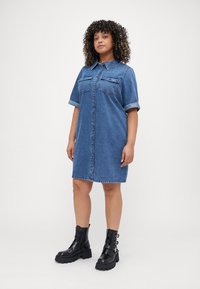 Vero Moda Curve VMCJENNIE - Dongerikjole - medium blue denim