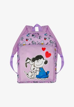 Mochila morada con un exterior liso y duradero. Presenta personajes de dibujos animados y corazones; correas ajustables y un asa en la parte superior para un fácil transporte.