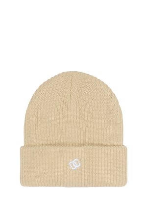 Beige gerippte Strickmütze mit umgekrempeltem Bündchen und kleinem weißen besticktem Logo mittig vorne.