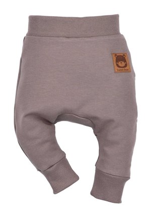 Braune Baby-Hosen aus Baumwolle mit geripptem Bund und Bündchen. Mit einem kleinen quadratischen Aufnäher mit einem Bären-Graphic und Markennamen.