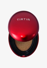 Compacto circular rojo con el logotipo "TIRTIR" en la parte superior, base negra y aplicador acolchado. Abierto para revelar la esponja y la base debajo.