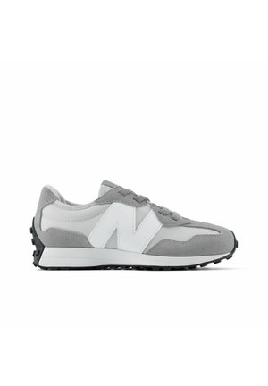 Baskets de sport gris et blanc avec détails en daim et mesh, logo blanc "N" sur le côté, semelle en caoutchouc noir avec motif antidérapant.