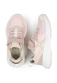 Zapatillas deportivas en tonos rosa y beige, con una combinación de materiales suaves y texturizados. Presentan una lengua de malla, correa de Velcro y suela de goma blanca.