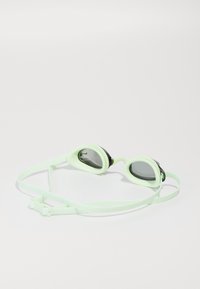 Hellgrüne Schwimmbrille mit dunkel getönten Linsen und verstellbaren Riemen auf einem weißen Hintergrund.