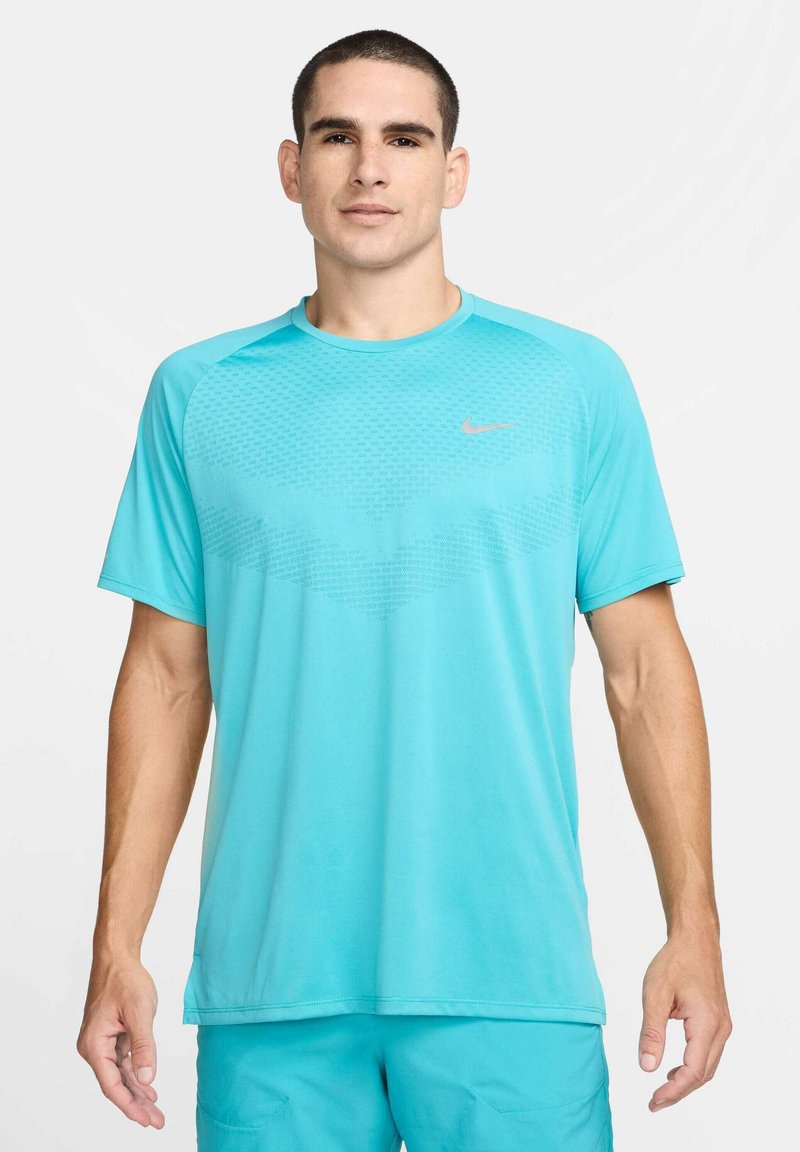 T-shirt atlético da Nike na cor turquesa, com mangas curtas, decote redondo, design texturizado na parte superior da frente e pequeno logotipo no peito.