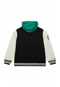 Chaqueta con capucha de cuerpo negro, mangas crema y capucha verde. Presenta puños y dobladillo a rayas, con un logo en la manga izquierda.