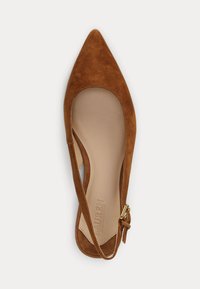 Rudas suedes, smailėjančios nosies slingback tipo bateliai, kuriuose yra išpjovimų dizainas ir auksinės spalvos aparatūra kulkšnies juostoje. Lygus vidinis pamušalas.