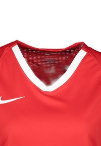 Rotes Sporttrikot mit V-Ausschnitt, weißen Akzenten am Kragen und einem strukturierten Innenfutter mit kleinen Perforationen. Nike-Logo sichtbar.