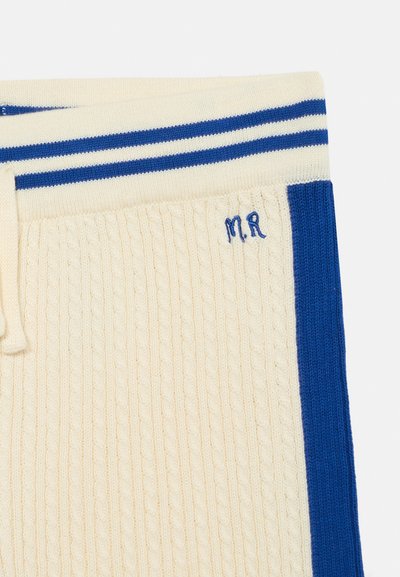 Shorts crème en maille torsadée avec une bande latérale bleue, taille côtelée avec des rayures bleues, cordon de serrage et initiales brodées "M.R".