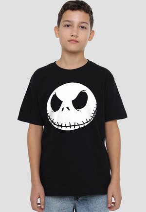 Schwarzes Baumwoll-T-Shirt mit einem großen weißen Grafikdruck eines Schädels mit gestickten Details. Kurze Ärmel und eine lockere Passform.