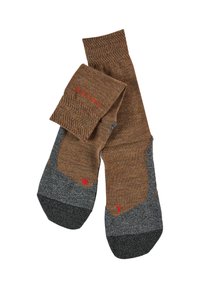 Calcetines de punto en marrón y gris con un puño acanalado, que presentan un texto de marca en rojo. Material texturizado con refuerzos en el talón y la puntera en gris oscuro.