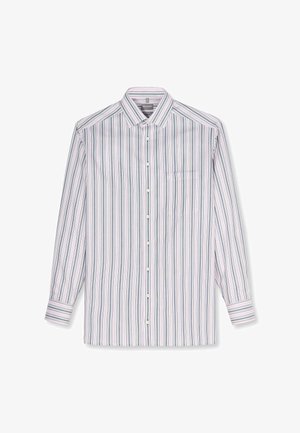 Camicia da uomo a maniche lunghe con bottoni, con righe verticali blu, bianche e rosa e taschino sul petto, distesa su sfondo bianco.