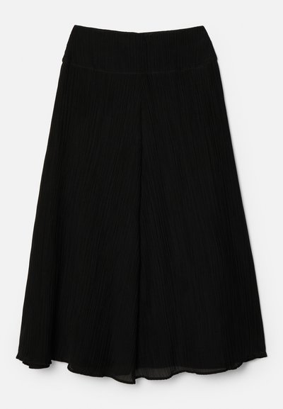 Sort midi nederdel med plisseret design. Blødt, letvægtsstof; bred talje. Kantlinjen falder under knæet med en flydende silhuet.