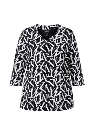 Zwart-witte V-hals shirt met 3/4 mouwen en een overal abstract letterpatroon.