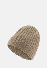 Beige ribbad stickad mössa med vikbar bård, tillverkad av mjukt material, med en strukturerad yta och en tight passform.