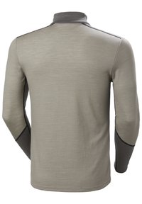 Camisa de manga larga en tejido gris claro con un acabado texturizado. Presenta un cuello gris oscuro y paneles laterales en gris oscuro en contraste.