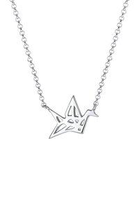 Zilveren ketting met een ingewikkeld kraanvogel-hanger met geometrische uitsparingen, hangend aan een schakelketting. Glad metallic oppervlak, minimalistisch ontwerp.