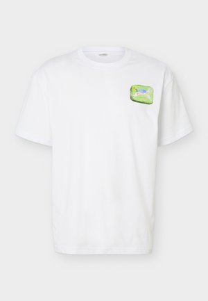 Balti trumpomis rankovėmis marškinėliai su mažu žaliu skardinės grafiku ir tekstu „Al Limone Poisson“ viršutinėje kairėje krūtinės dalyje.