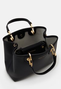 Borsa a tracolla in pelle nera con texture, dotata di accessori in oro, apertura superiore, doppio manico e un interno grigio chiaro con un scomparto con zip.