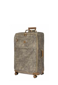 Grande valise à roulettes avec un extérieur en tissu gris texturé, des accents marron, une poche avant et une poignée télescopique pour un transport facile.