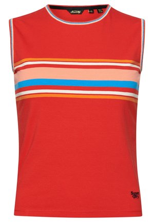 Czerwony bezrękawnik z bawełny z okrągłym dekoltem, ozdobiony poziomymi paskami w kolorach niebieskim, pomarańczowym i różowym na przodzie. Logo "Superdry" przy dole.