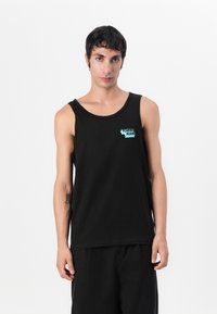 Fekete pamut ujjatlan felső széles karlyukakkal, bal mellen türkiz "Tommy Jeans" logóval. Egyszerű dizájn és laza szabás.