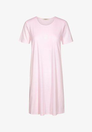 Vaaleanpunainen lyhythihainen mekko, joka on valmistettu pehmeästä kankaasta. Siinä on pyöreä pääntie ja hillitty kirjaillun logon yksityiskohta rinnassa. A-linjainen siluetti.