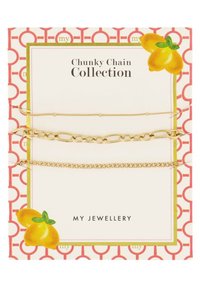 Set di bracciali a catena oro su una scheda decorativa con un design di limone, composto da tre diversi stili e texture della catena.