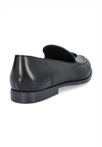Czarne skórzane buty wsuwane z perforowanym wzorem i gładką tylną częścią. Posiadają niską gumową podeszwę i zaokrąglony czubek.