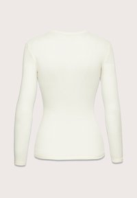 Dopasowana bluzka z długim rękawem w kolorze kremowym, wykonana z miękkiego, teksturowanego materiału, z okrągłym dekoltem i gładkim wykończeniem. Minimalistyczny design bez wzorów.
