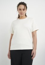 VincentIW Karmen tshirt