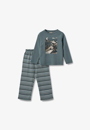 Puuvillane pidžaama komplekt, mis sisaldab pika varrukaga türkiissinist särki, millel on mägede graafika, ja halli triibulisi pükse elastse vööga.