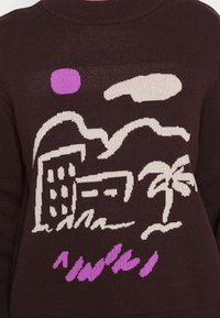 Monki Stickad tröja - brown